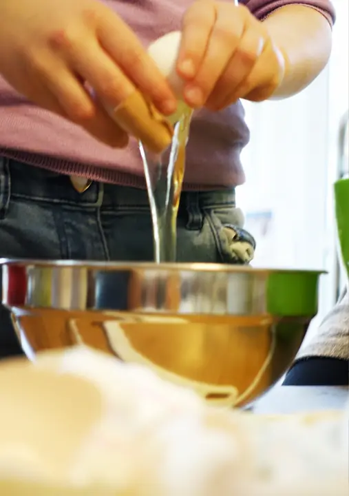 Beim Backen: Eier aufschlagen