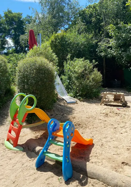 Garten: Sandbereich mit Rutschen
