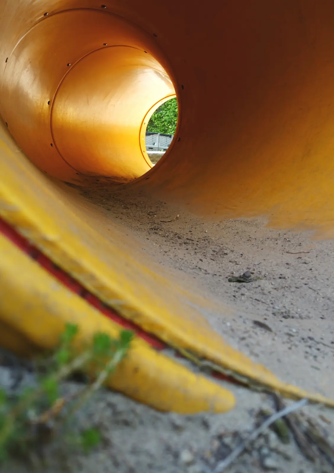 Blick in die gelbe Tunnelrutsche im Garten