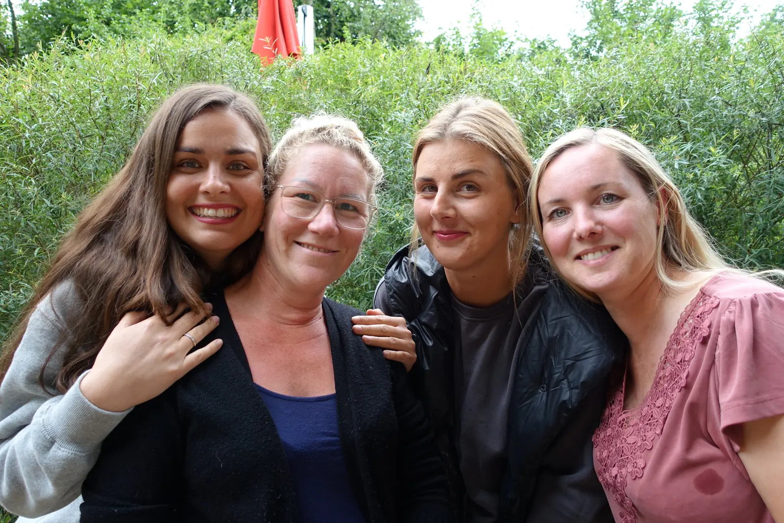Die vier Vorstandsmitglieder im Gruppenfoto im Grünen